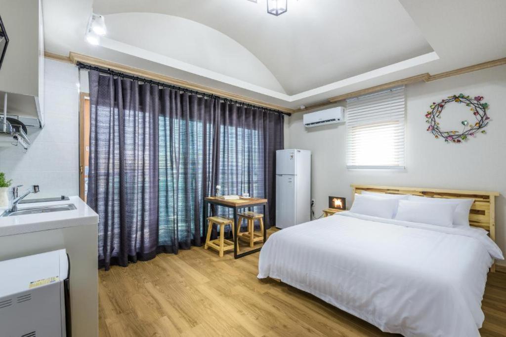 Romance Jeju Pension Exterior photo