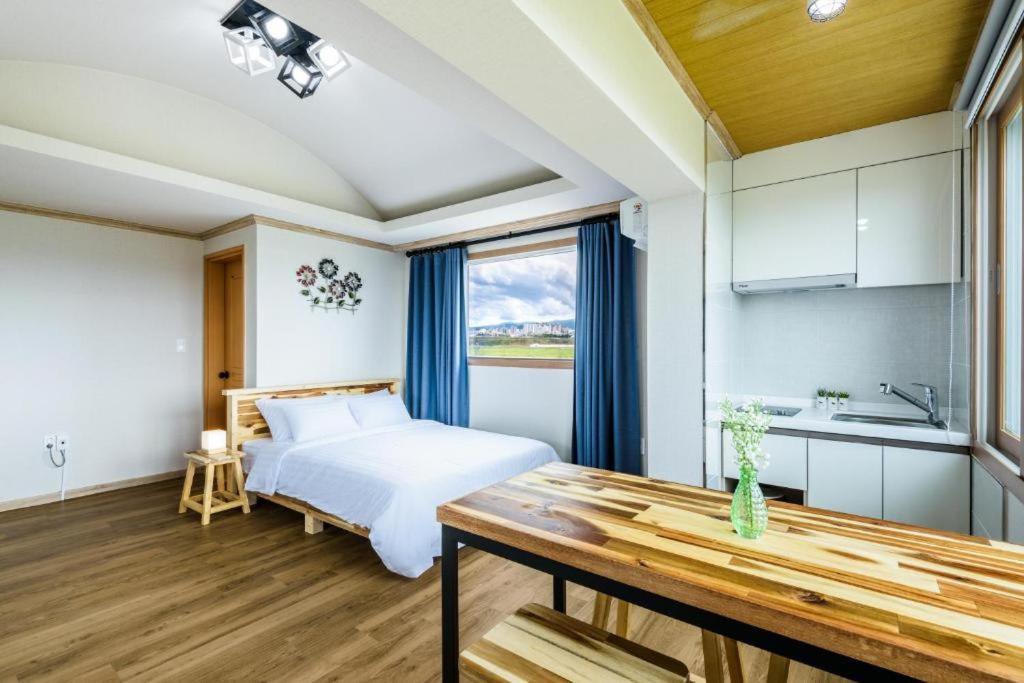 Romance Jeju Pension Exterior photo