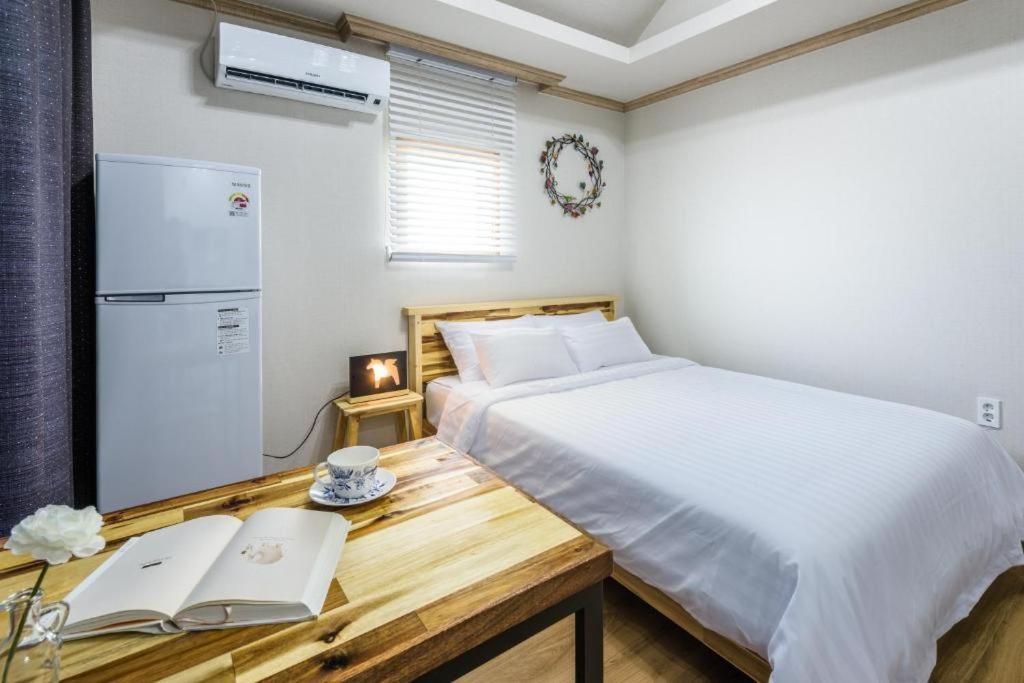 Romance Jeju Pension Exterior photo