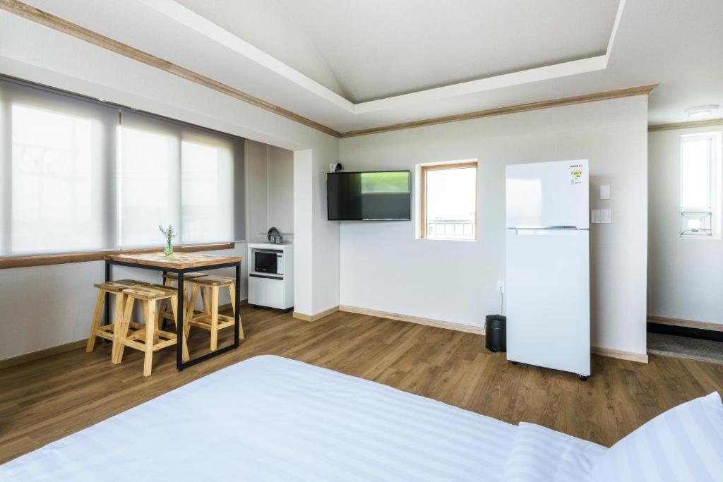 Romance Jeju Pension Exterior photo